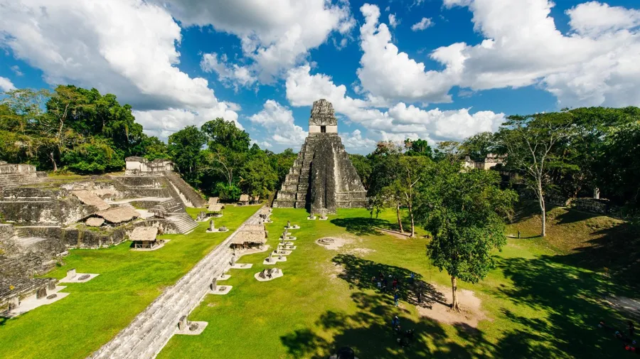 Tour a Tikal · Guatemala Premium desde Costa Rica con Transtour: Tikal, Cráter Azul, Isla de Flores y Yaxhá