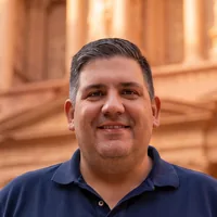 Carlos Madrigal, gerente general · especialista en todos los tours de Go Travel Transtour
